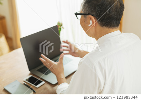 遠距工作的老人 123985344