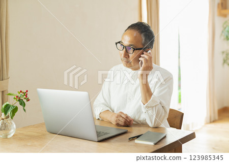 遠距工作的老人 遠距工作的老人 123985345