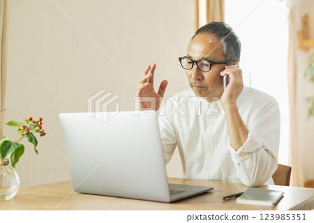 遠距工作的老人 123985351