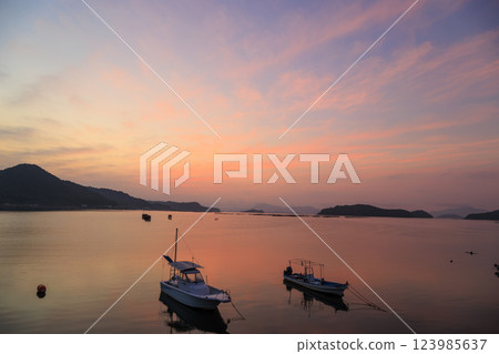 Sunrise at the fishing port in Setouchi 123985637