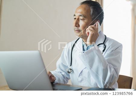 在線諮詢的醫生 123985766