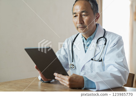  Doctor to consult 123985770