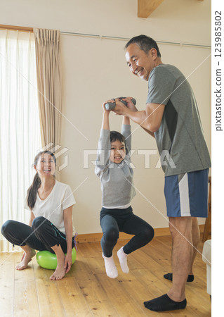 Grandparents and grandchildren exercising at home 123985802