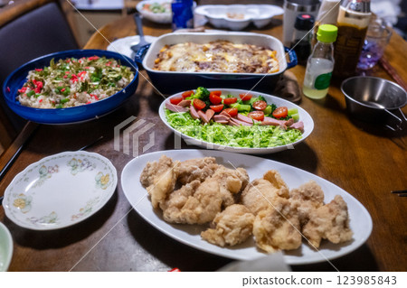 日本岡山家庭聚會的美味佳餚 日本岡山家庭聚會的美味佳餚 123985843