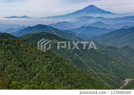 夏季從丹澤殿嶽山頂眺望富士山 123986090