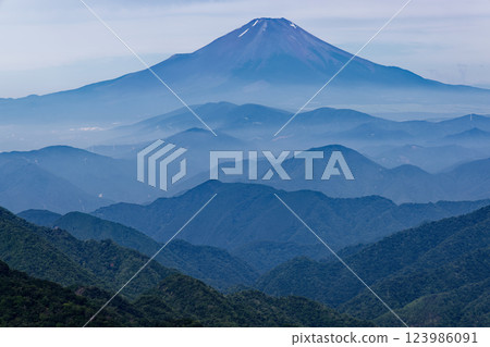 夏季從丹澤殿嶽山頂眺望富士山 夏季從丹澤殿嶽山頂眺望富士山 123986091