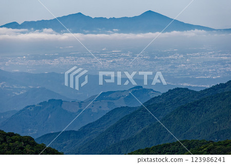 夏季從丹澤殿嶽山頂俯瞰雲層之上的相鷹岳和御殿庭町 夏季從丹澤殿嶽山頂俯瞰雲層之上的相鷹岳和御殿庭町 123986241