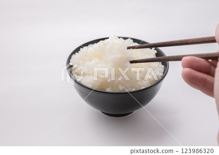 米飯放在碗裡 米飯放在碗裡 123986320