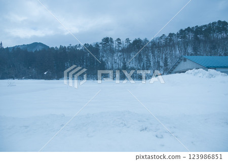 A hut buried in snow near Ouchijuku 123986851