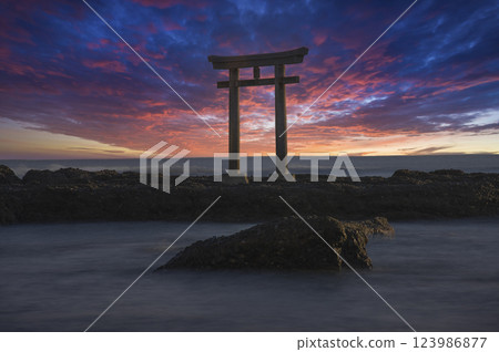 大洗磯上鳥居的風景 天空是合成的 123986877