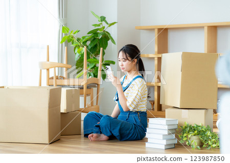 Young woman preparing to move Young woman preparing to move 123987850