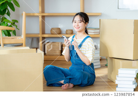準備移動的年輕女子 準備移動的年輕女子 123987854