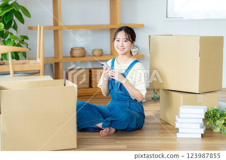 準備移動的年輕女子 準備移動的年輕女子 123987855