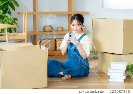 準備移動的年輕女子 123987856