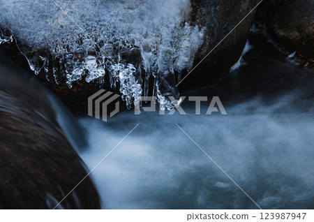 Spray ice and melting snow [Nagano Prefecture] 123987947