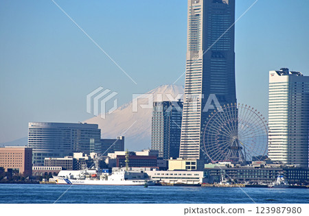 海上漂浮的富士山和橫濱港未來 海上漂浮的富士山和橫濱港未來 123987980