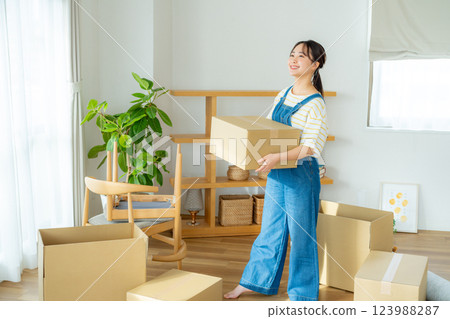 準備移動的年輕女子 123988287