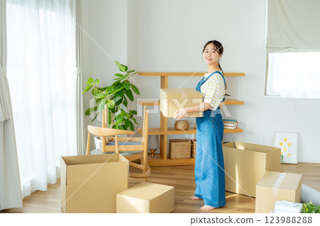Young woman preparing to move 123988288