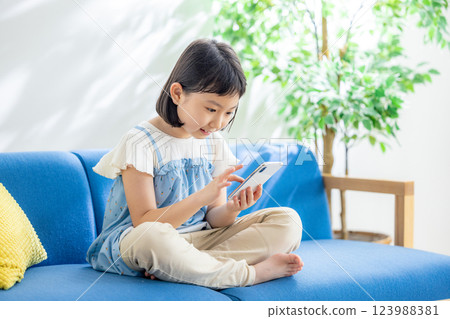 觀看智能手機的女孩 123988381
