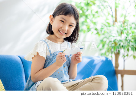 觀看智能手機的女孩 123988391