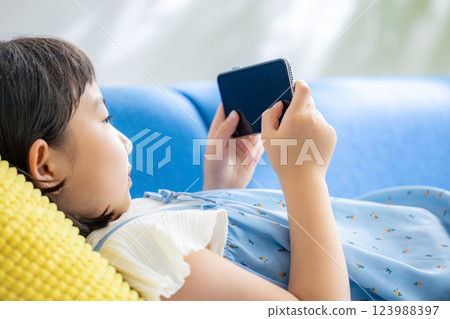 觀看智能手機的女孩 123988397