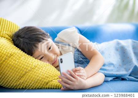 觀看智能手機的女孩 123988401