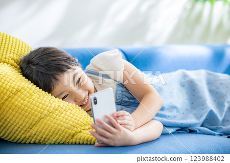 觀看智能手機的女孩 123988402
