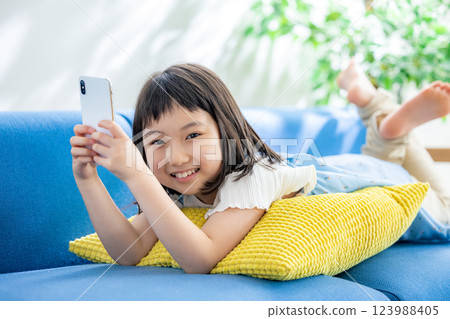 觀看智能手機的女孩 123988405