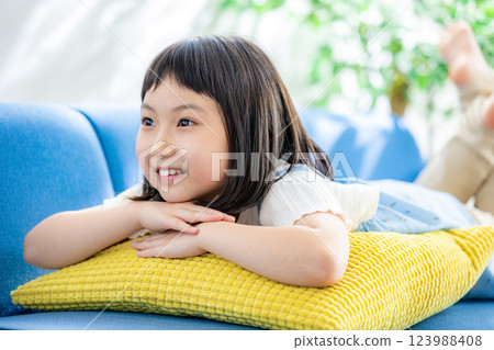 躺在沙發上的國小女孩 123988408