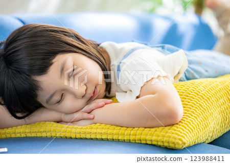 A girl who takes a nap 123988411