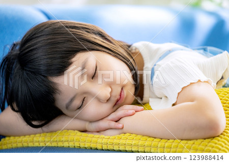 一個小睡的女孩 123988414