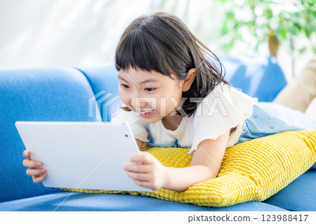 Elementary school girl who operates tablet Elementary school girl who operates tablet 123988417
