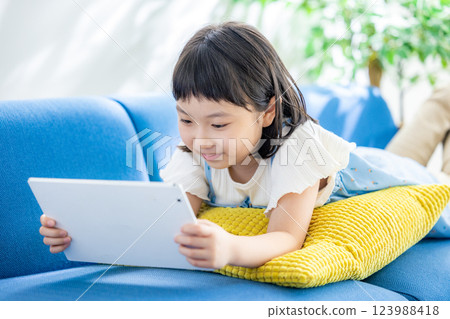 操作平板電腦的小學女孩 123988418