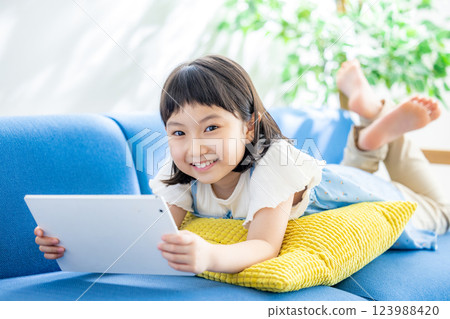 操作平板電腦的小學女孩 123988420