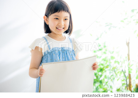 拿著白板的小孩 123988423