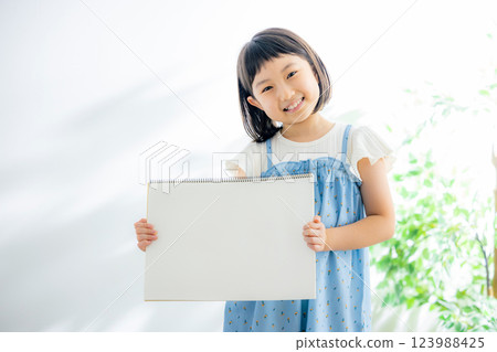 拿著白板的小孩 123988425