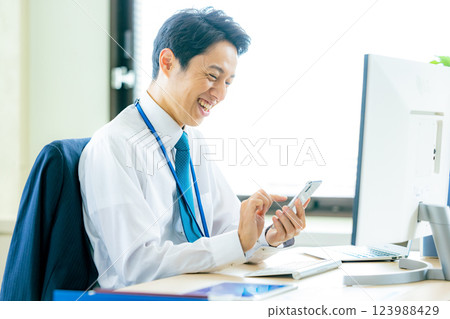 看著智能手機的男人 123988429