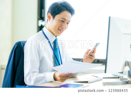 看著智能手機的男人 123988435
