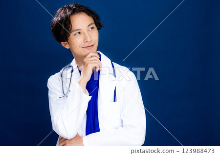 黑色背景的年輕男醫生 123988473
