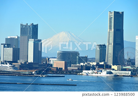 海上漂浮的富士山和橫濱港未來 海上漂浮的富士山和橫濱港未來 123988500