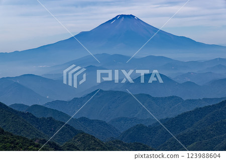 夏季從丹澤殿嶽山頂眺望富士山 夏季從丹澤殿嶽山頂眺望富士山 123988604