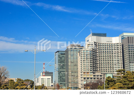 從下面仰望摩天大樓的辦公區的城市景觀 - 商業形象 123988672