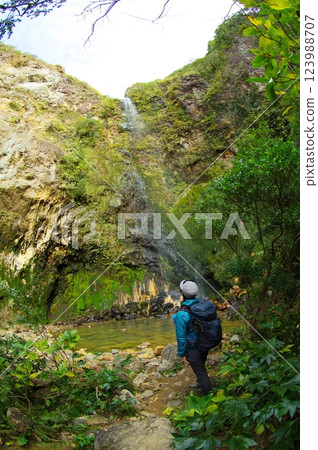 登山客仰望八丈島的唐瀧瀑布 登山客仰望八丈島的唐瀧瀑布 123988707