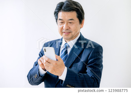 操作智慧型手機的資深商人 123988775