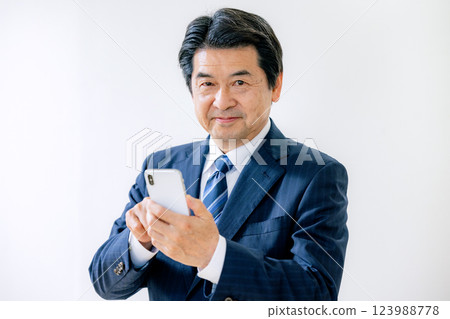 操作智慧型手機的資深商人 123988778