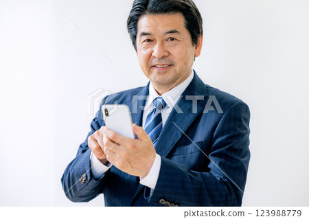 操作智慧型手機的資深商人 123988779