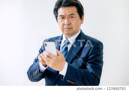 操作智慧型手機的資深商人 123988781