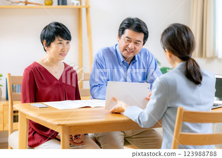 Senior couple who consult Senior couple who consult 123988788