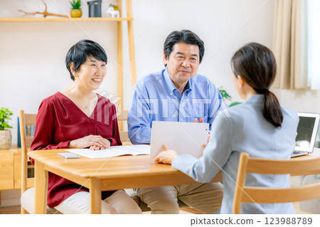 Senior couple who consult 123988789