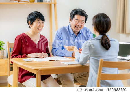 諮詢的高級夫婦 123988791